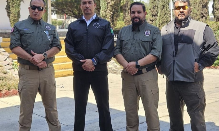 Autoridades investigan el lugar del ataque armado en una taquería de Tlaquepaque, donde fueron asesinados dos capacitadores en seguridad.